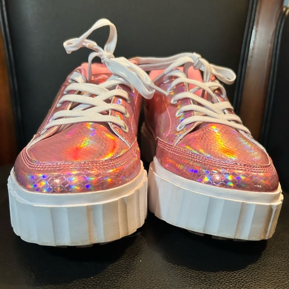 Pink holographic FILA platform sneakers - Picture 2 of 5